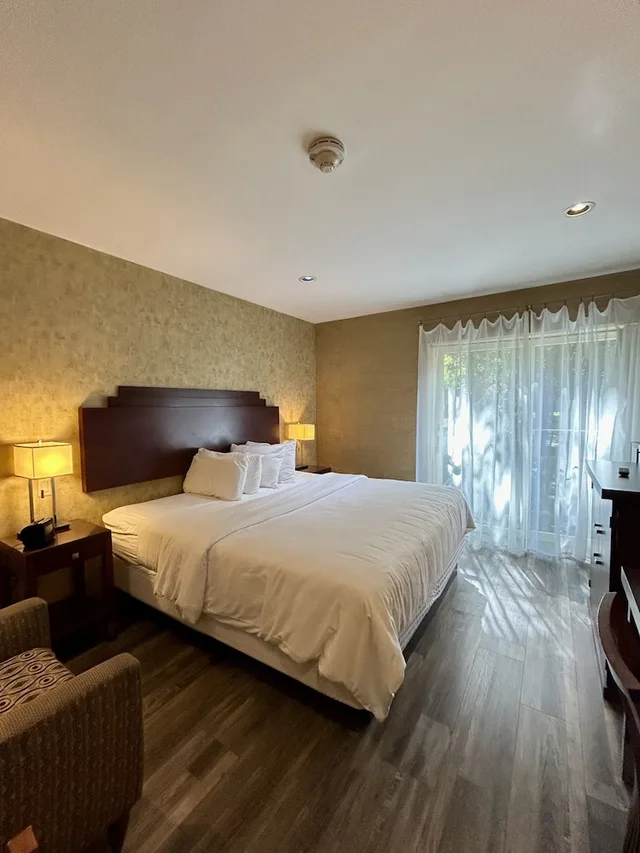 غرفة بسرير كينج بإطلالة على الفناء بحوض استحمام لذوي الإعاقة، The Woodland Inn and Resorts 1/3
