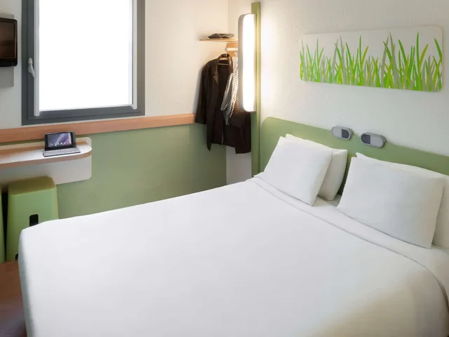 غرفة بسرير مزدوج وسرير بطابقين، Ibis Budget Brussels South Ruisbroek 4/6