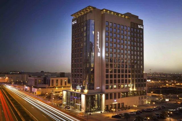 جناح بسرير كوين بإطلالة على المدينة بغرفة نوم واحدة، سنترو واحه من روتانا(Centro Waha By Rotana) 1/2