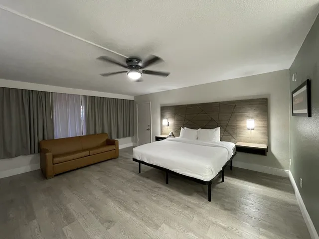 جناح بسرير كينج بجاكوزي، Quality Inn and Suites Airport Cruise Port Hollywood 1/10
