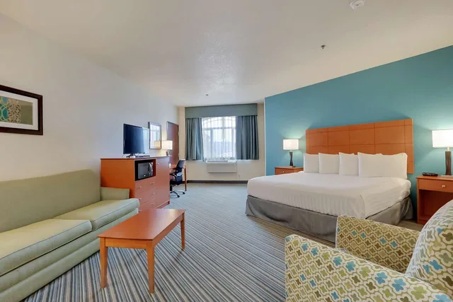 جناح بسرير كينج مع أريكة بحوض جاكوزي، Best Western Liberty Inn DuPont JBLM 1/5