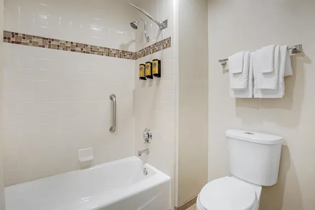 Standard, King Bed, Exterior Entrance، Best Western Plus Dixon Davis 8/9