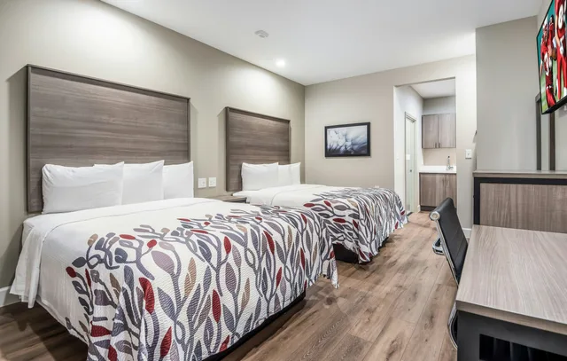 Deluxe, King and Queen Bed, Red Roof Inn Baytown 3/12
