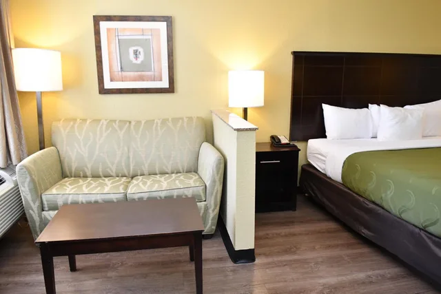 جناح بسرير كينج مع أريكة، Quality Inn & Suites Greenville I-65 5/8