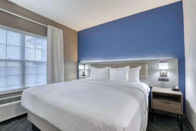 جناح بسرير كينج بحوض استحمام لذوي الإعاقة، COMFORT SUITES MILWAUKEE AIRPORT 1/4