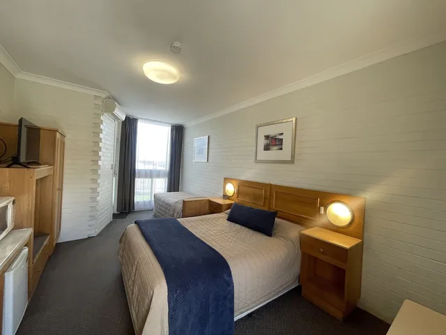 غرفة أساسية بسرير كوين وسرير فردي، Goulburn Motor Inn 1/3