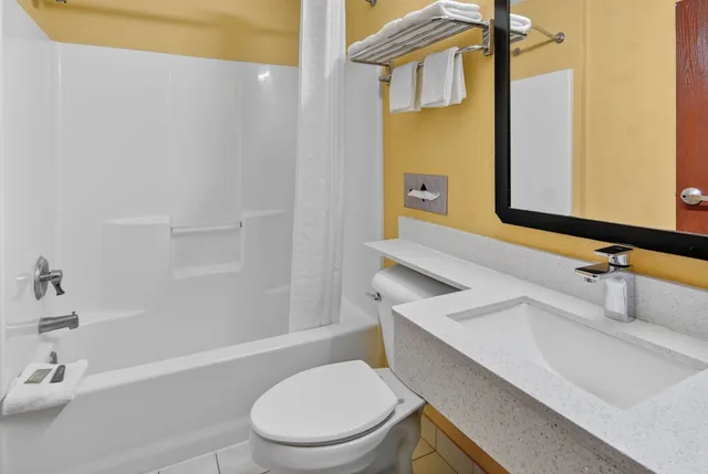 جناح بسرير كينج مع أريكة، Hometown Inn Suites 8/10