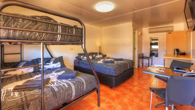 غرفة ديلوكس عائلية بسرير كوين وسرير بطابقين وسرير بطابقين وسرير كوين، Best Western Halls Creek Motel 1/2
