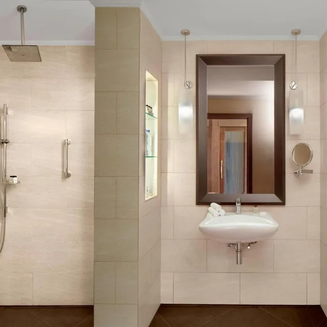 غرفة ديلوكس بسرير كينج بإطلالة على المدينة، Sheraton Sharjah Beach Resort Spa 7/8