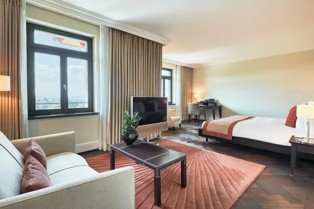 Junior Suite, Superior, King Bed, Courtyard View, Partial Balcony, Jetted Tub، The Dolder Grand 2/5