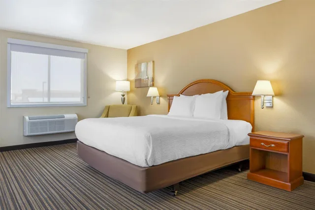 جناح بسرير كينج بجاكوزي، Best Western East El Paso Inn 1/4