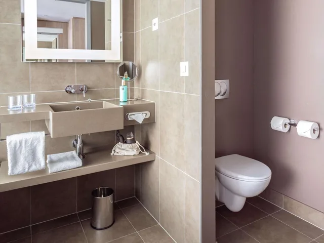 غرفة تنفيذية بسرير كينج مع أريكة، Novotel Lugano Paradiso 10/10