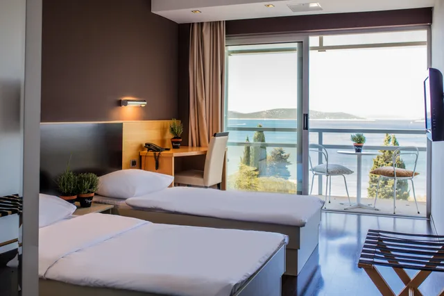غرفة سوبيريور بسرير مزدوج بإطلالة على البحر بشرفة، Hotel Imperial Vodice 1/4