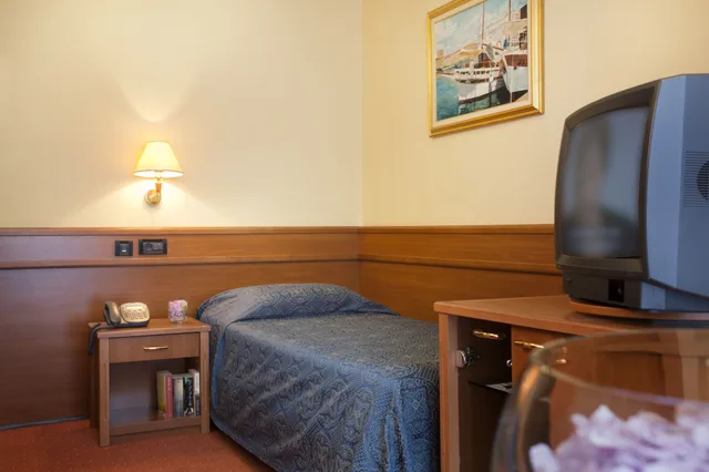 غرفة بسرير كوين، Hotel Kristal 3/4