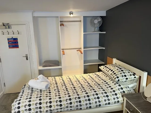غرفة قياسية ثلاثية بثلاثة أسرّة في الطابق الأرضي، St George's Guesthouse 4/5