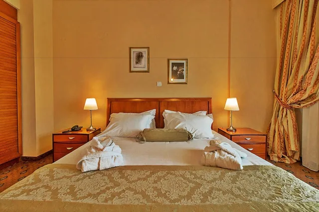 جناح بسرير كينج، Ambassador Hotel 1/6
