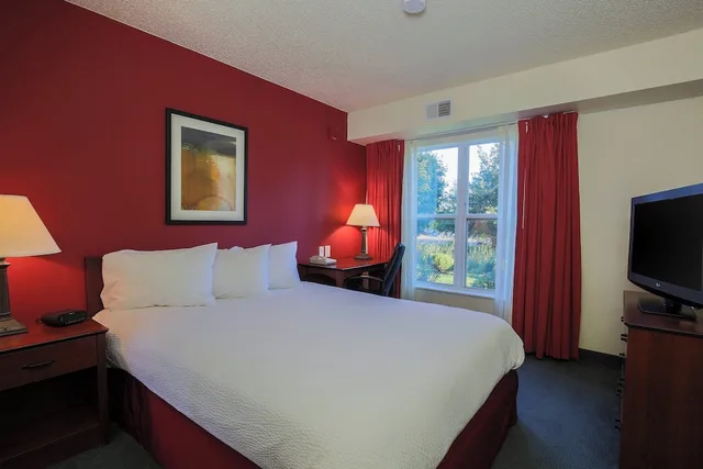 جناح بسرير كوين بإطلالة على المدينة بغرفة نوم واحدة مع أريكة، Residence Inn by Marriott Flint 1/10