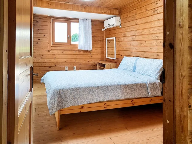 2 Bedrooms, Family, Chalet, 2 Queen Beds, Garden Area، Breakfast at Tiffany's Pension 8/10