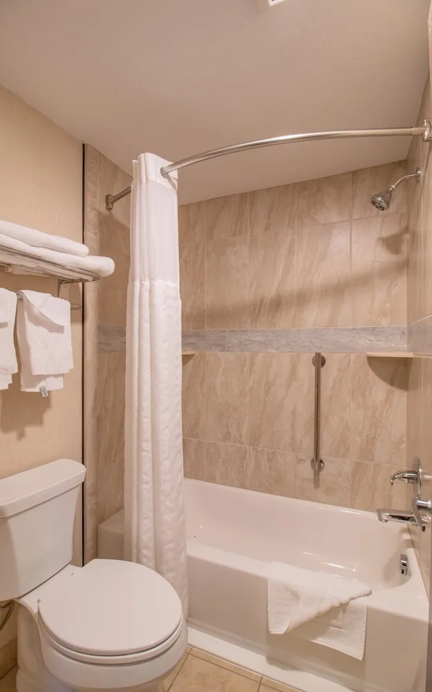 غرفة قياسية بسرير كوين وسرير مزدوج، Quality Inn near Rocky Mountain National Park 3/6