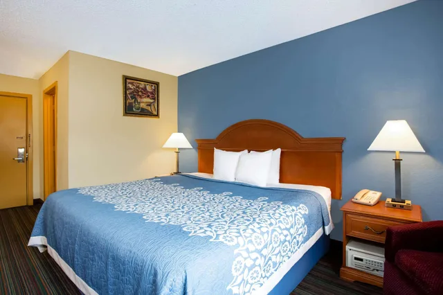 غرفة بسرير كينج للمدخنين، Days Inn by Wyndham Runnemede Philadelphia Area 2/3