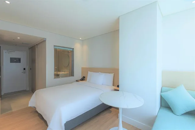 Deluxe, Double Bed, Lateral Side Sea View، The Marine View Hotel 6/10