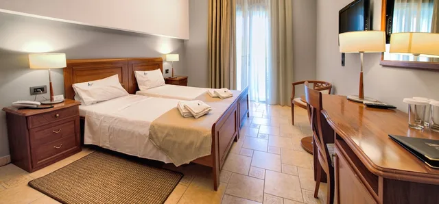 غرفة تنفيذية بسريرين منفصلين بإطلالة على البحر، Mediterranean Beach Resort 1/1