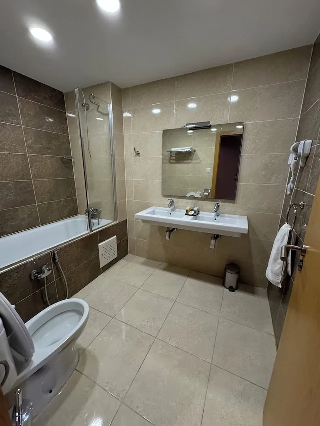 غرفة رباعية بسرير مزدوج وسريرين منفصلين، Le Zenith Hotel Oran 6/7