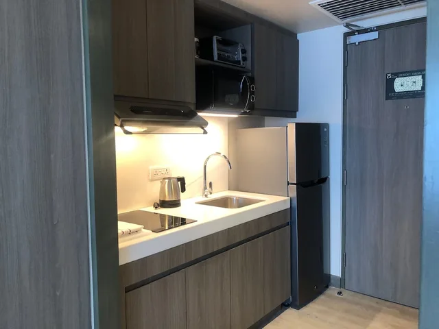 استوديو كبير بسرير كينج بمطبخ صغير مع دخول الصالة، Seda Residences Makati 5/6