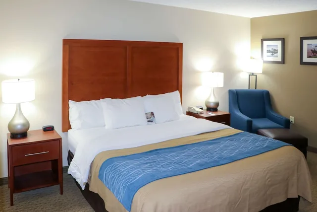 غرفة بسرير كينج لذوي الإعاقة، Comfort Inn and Suites Sikeston I-55 3/9