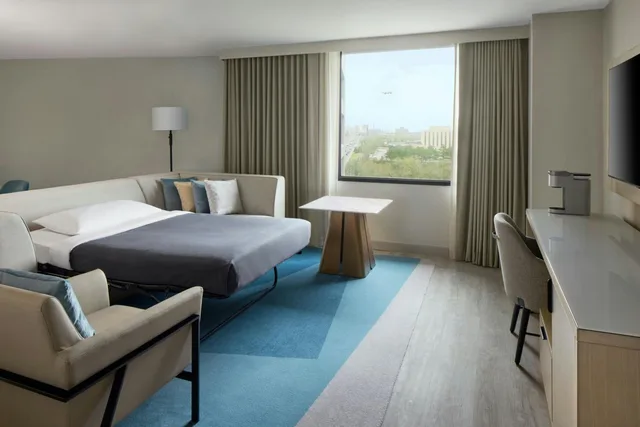 جناح بسرير كينج بغرفة نوم واحدة مع أريكة مع دخول صالة النادي، Toronto Airport Marriott 2/9