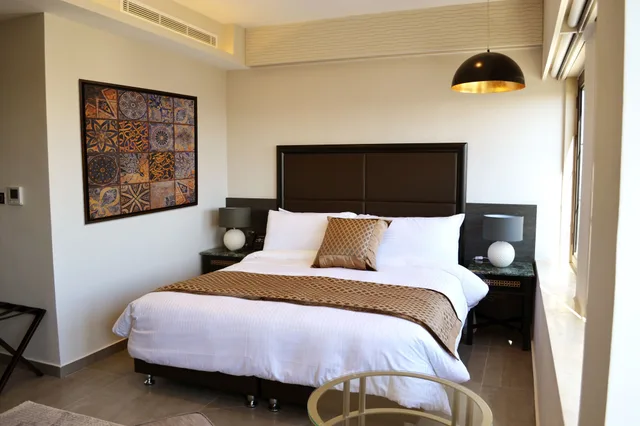 غرفة سوبيريور بسرير كينج، Ambassador Hotel 1/3