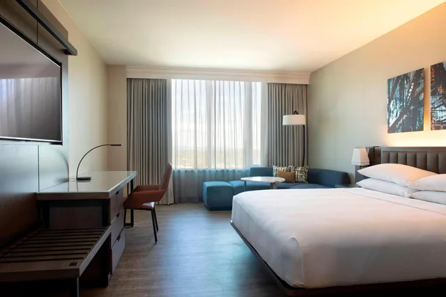 غرفة بسرير كينج بحوض استحمام لذوي الإعاقة، Winston-Salem Marriott 1/7