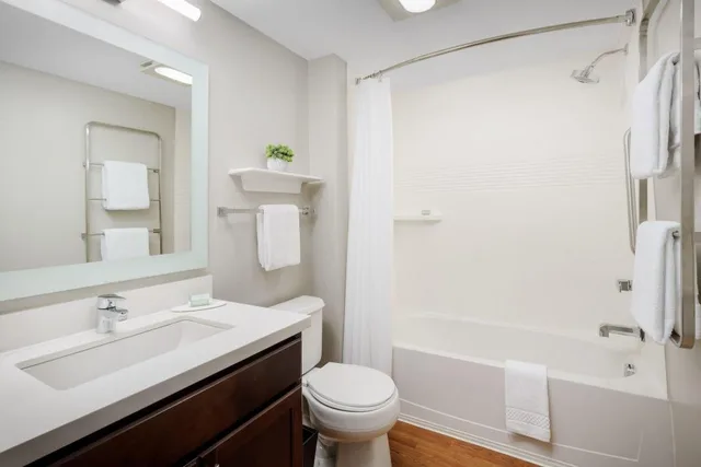 جناح بسرير كوين بغرفتي نوم مع أريكة، TownePlace Suites Manchester-Boston Regional Airport 2/3
