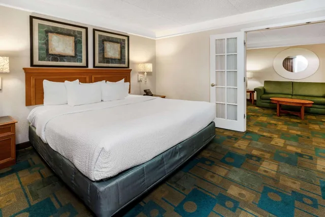 جناح بسرير كينج مع أريكة، La Quinta Inn & Suites by Wyndham Phoenix West Peoria 1/3