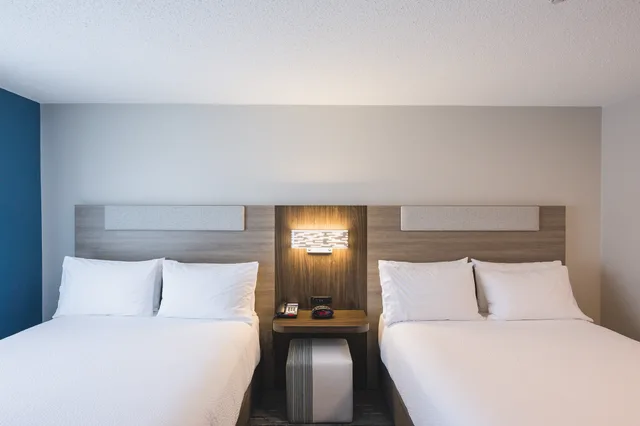 suite, 2 queen beds, Holiday Inn Express & Suites Marquette, an IHG Hotel 3/7