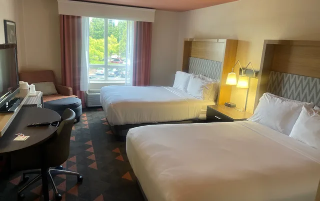 غرفة بسريرين مزدوجين، Holiday Inn Atlanta Gas South Arena Area 2/3