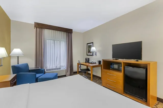 غرفة قياسية بسرير كينج بحوض استحمام لذوي الإعاقة، Best Western Plus Richmond Hill Inn 1/8