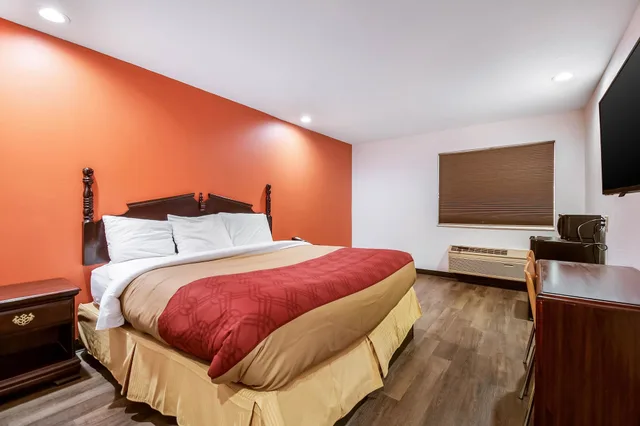 غرفة بسرير كينج، Econo Lodge Franklin IN 2/3