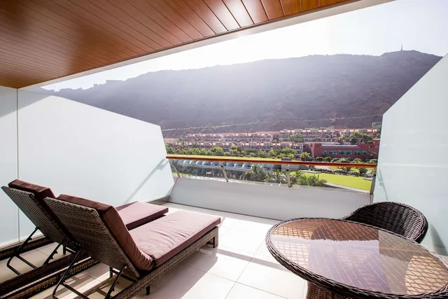 غرفة سوبيريور بسرير كينج بإطلالة على المسبح بشرفة، Radisson Blu Resort Spa Gran Canaria Mogan 7/10