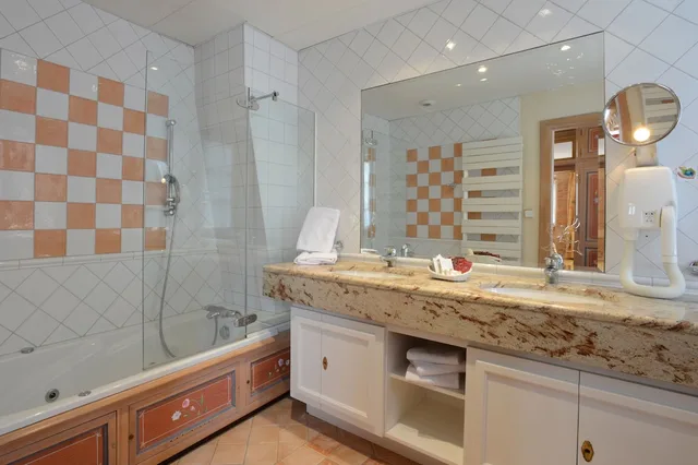 جناح بثلاثة أسرّة، Hotel Saint Martin 8/9