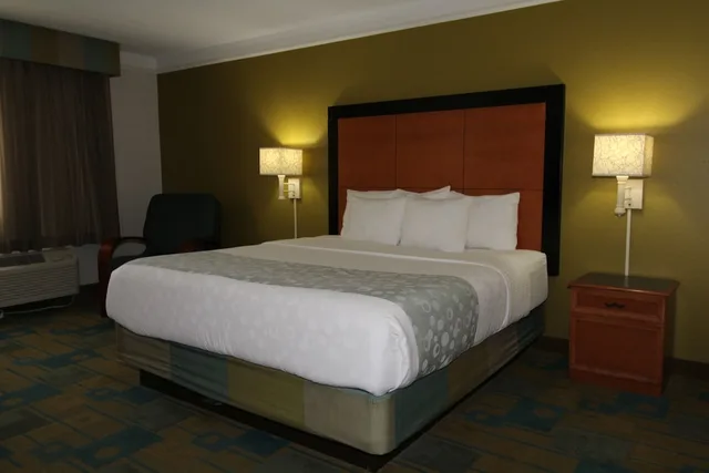 غرفة بسرير كينج، La Quinta Inn & Suites by Wyndham St. Pete-Clearwater Airpt 1/1