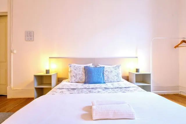 غرفة ديلوكس ثلاثية بسرير مزدوج وسرير فردي بإطلالة على المدينة بحمام مشترك، Ambiente Hostel 2/8