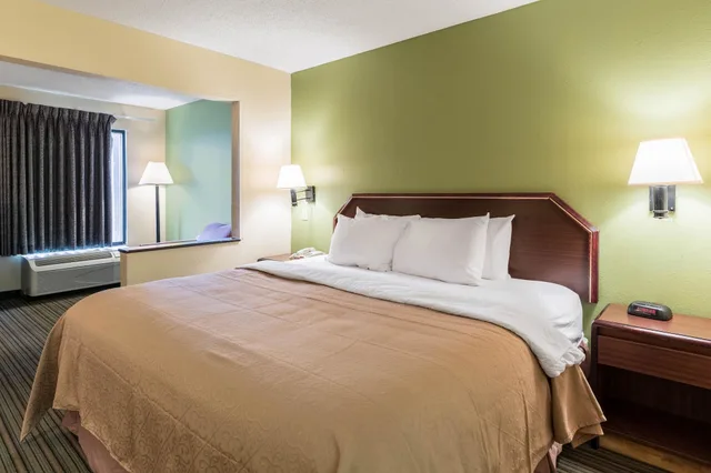 غرفة بسرير كينج لذوي الإعاقة، Quality Inn Alexandria 2/5