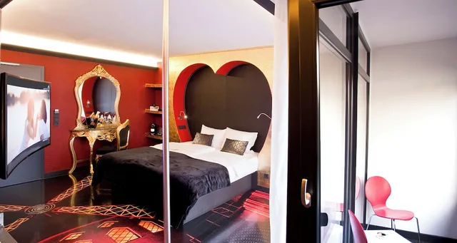 Moulin Rouge, Queen Bed، PLAZA INN stays design Dortmund 5/5