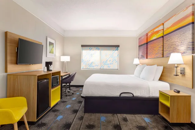 غرفة بسرير كينج، Days Inn by Wyndham Kansas City International Airport 2/2