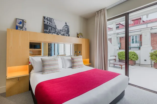 غرفة تنفيذية بسرير كوين بشرفة، Room Mate Alicia 1/5