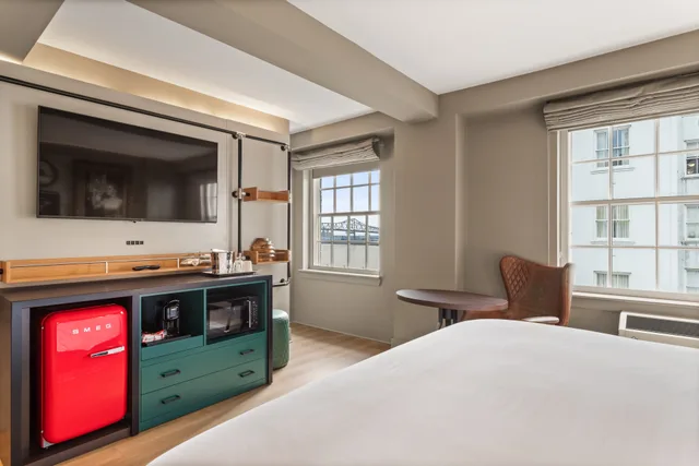 غرفة قياسية بسرير كينج بإطلالة على النهر، Hotel Indigo Baton Rouge Downtown 1/10