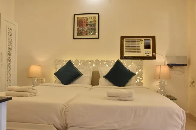 جناح تنفيذي بسريرين منفصلين بمنطقة جلوس، Lillywoods Highland Beach Resort 4/8