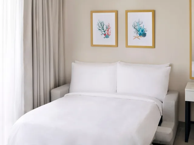 غرفة ديلوكس بسرير مزدوج بإطلالة على البحر، Movenpick Resort Al Marjan Island 5/9