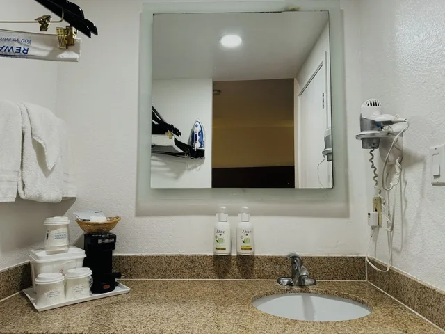 غرفة بسرير كينج بشرفة، Ramada by Wyndham San Diego Airport 4/5